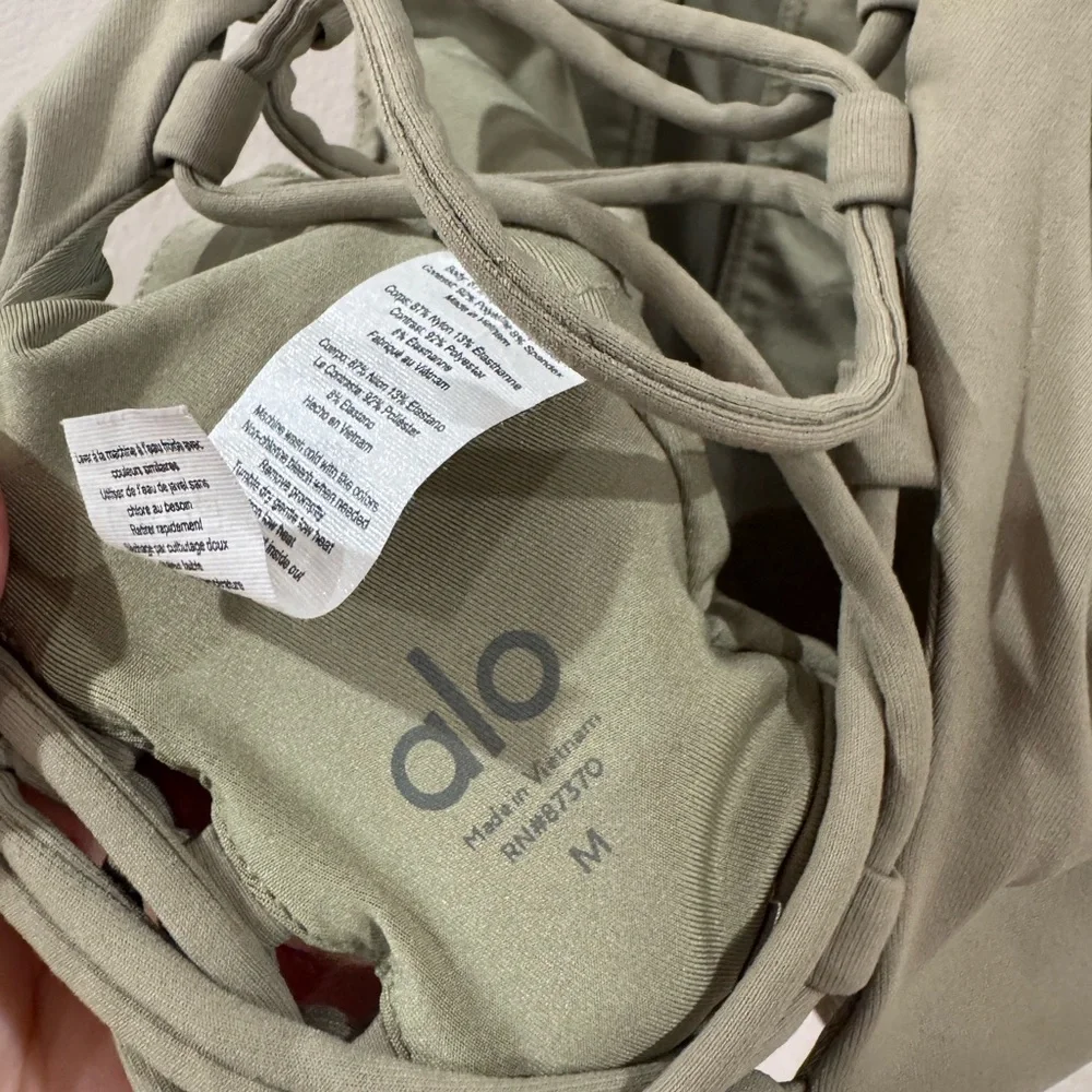 alo yoga movement sports bra size M